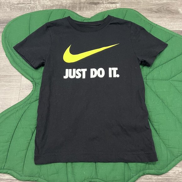 Nike Tee Youth 7 Black Just Do It Graphic Tshirt Short Sleeve Sporty Cotton - Picture 1 of 3